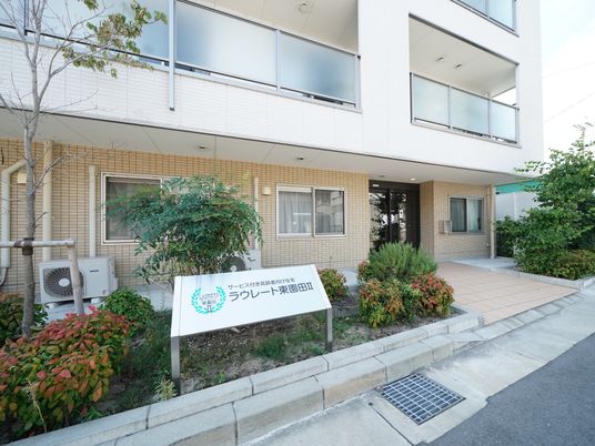エントランス前の外観