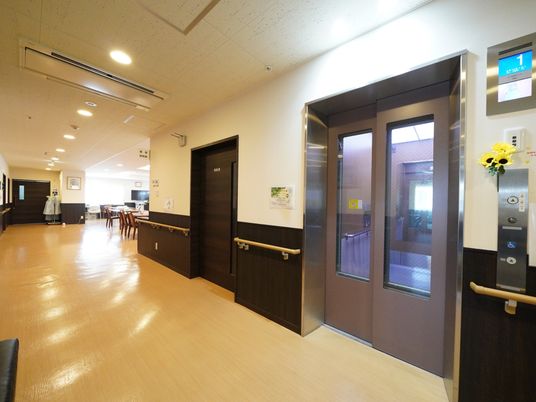 広々とした明るい廊下