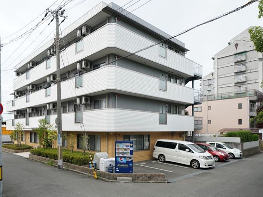 多階層の建物外観