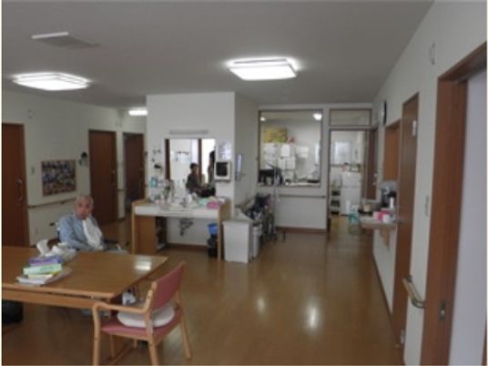 居室とスタッフの様子