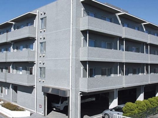 灰色の建物の外観