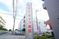 看板の立つ施設外観
