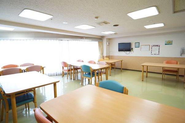 明るい食堂の様子