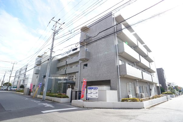 明るい日差しの外観