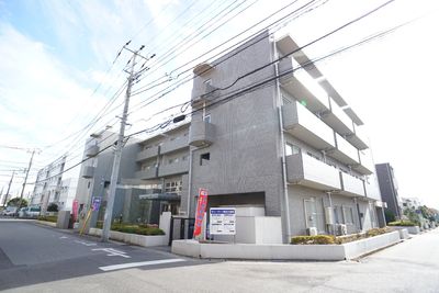 明るい日差しの外観