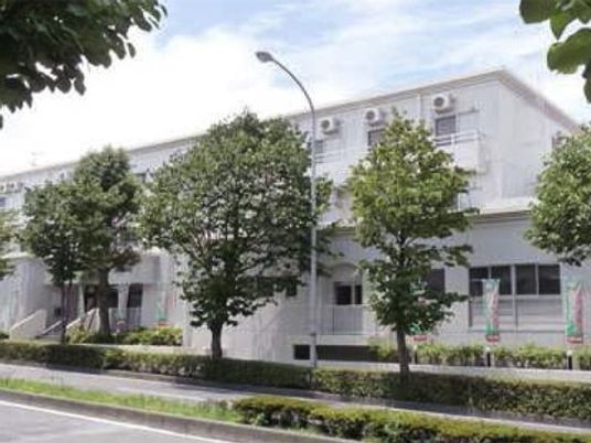 白壁の建物と緑の木々