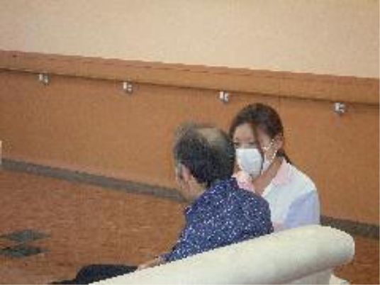 椅子に座る二人の様子
