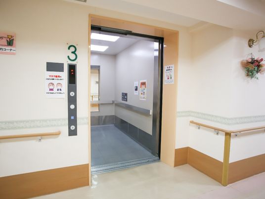 清潔感のあるエレベーターホール