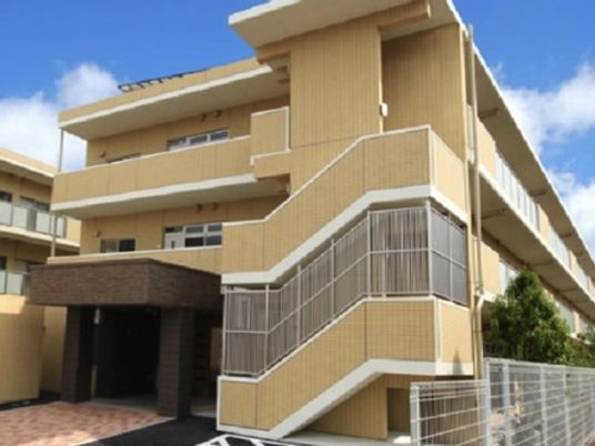 明るい建物の外観