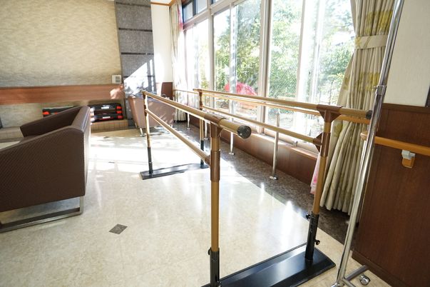 リハビリ用の手すりが設置された廊下