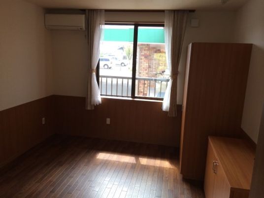 明るく広々とした居室