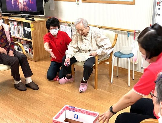 掲示物に花飾り掲示板