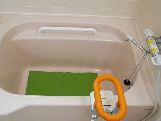 手すり付きバスタブ