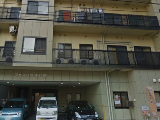 建物正面の外観