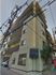 ベージュ色の建物外観