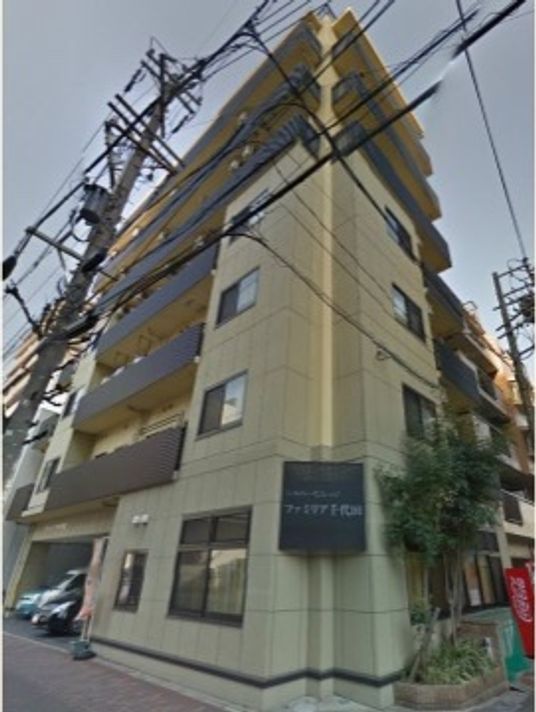 ベージュ色の建物外観