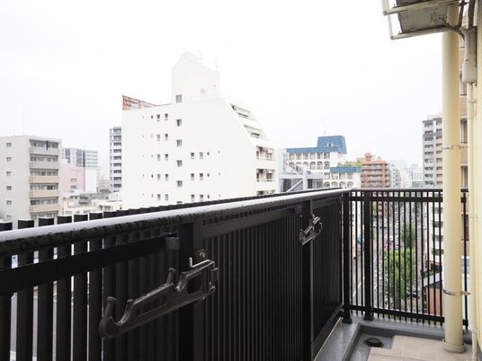 都市の眺めをもつバルコニー