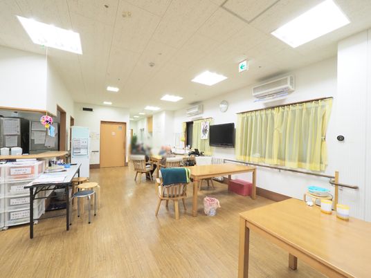 広々とした明るい食堂