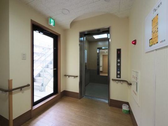 エレベーター付近の廊下