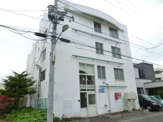 白い建物の外観
