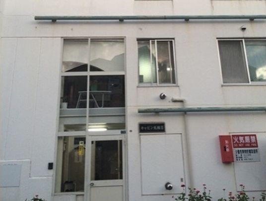 清潔感のある建物エントランス