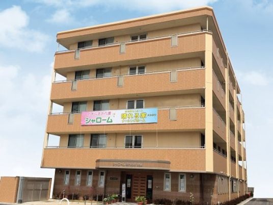 暖かみのある外観の建物