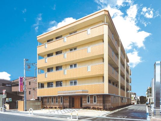 明るい外観の建物
