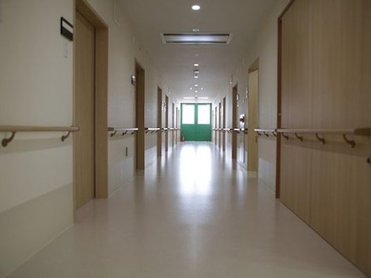 手すり付きの明るい廊下