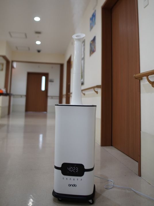 清潔な廊下と加湿器