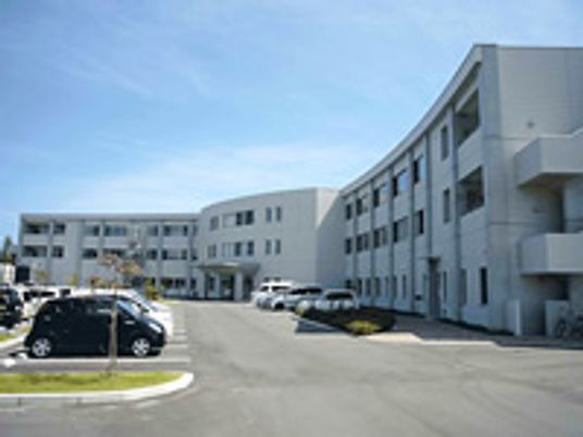 駐車場と建物の外観