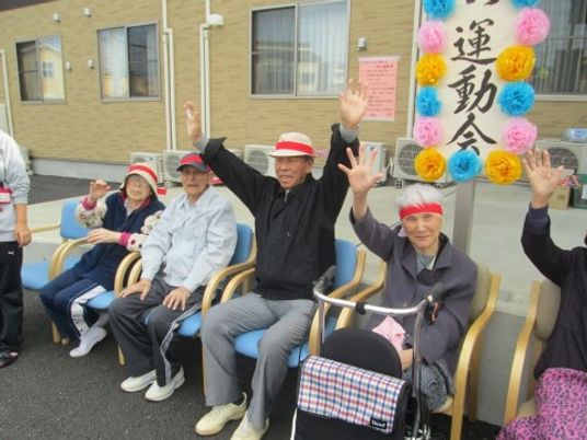 笑顔振る手の高齢者たち