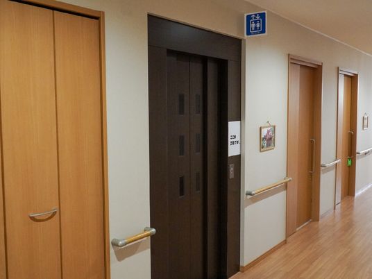 清潔な廊下と扉