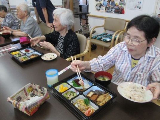 食事を楽しむ利用者の姿