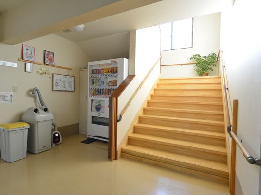 廊下の階段と自動販売機