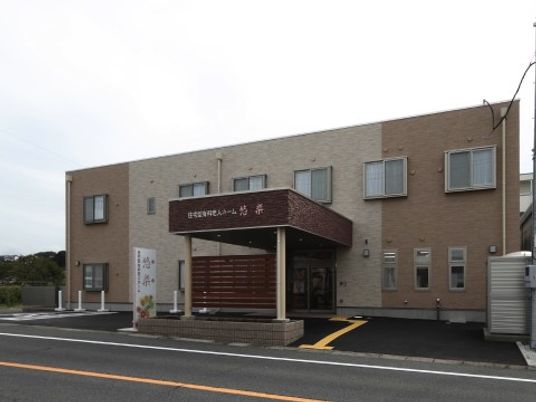 外観の建物とエントランス