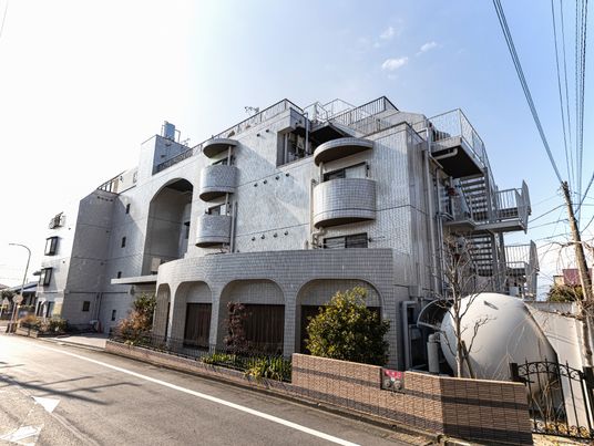 白い外壁の建物外観