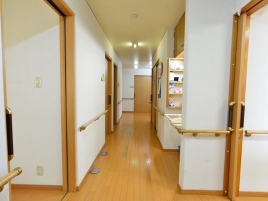 手すり付き明るい廊下