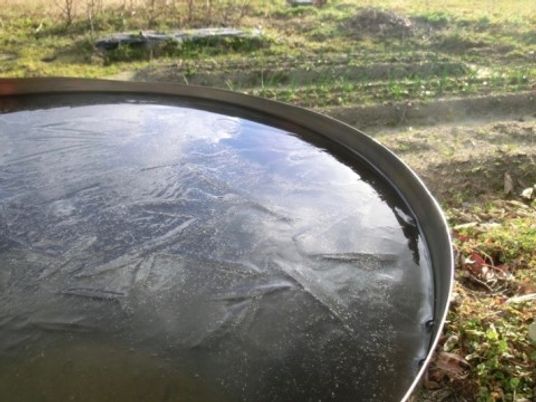 凍った水の表面