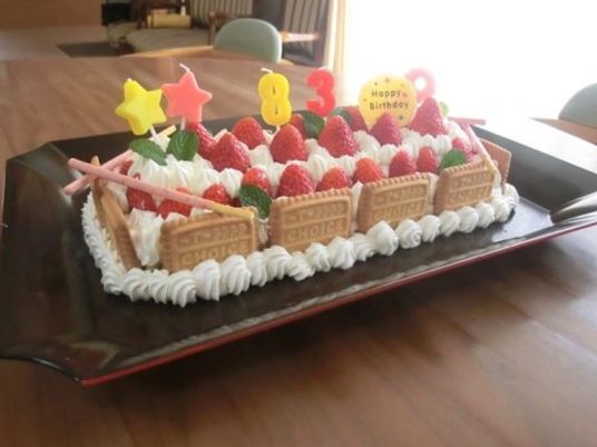 お祝いのケーキとテーブル