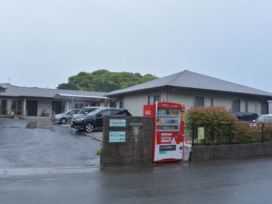 雨の日の建物外観