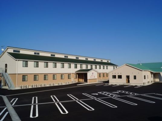 広々とした駐車場の外観
