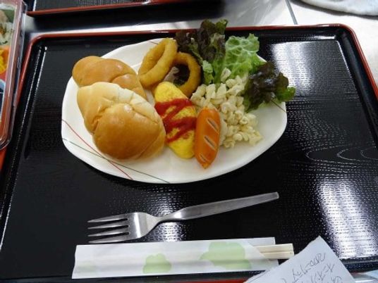 盛り付けられた食事の皿
