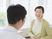 笑顔のおばあさんと職員