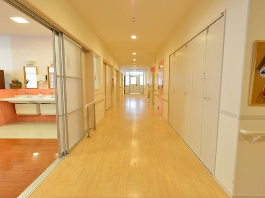 明るい廊下の全景