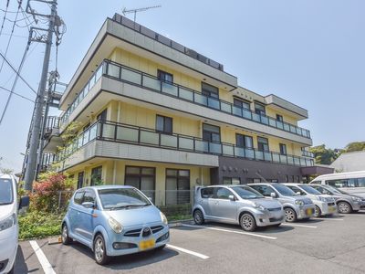 黄色い外壁の建物外観