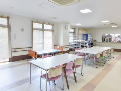 広々とした明るい食堂