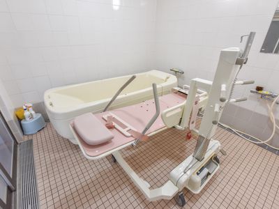 バリアフリー設計の浴室