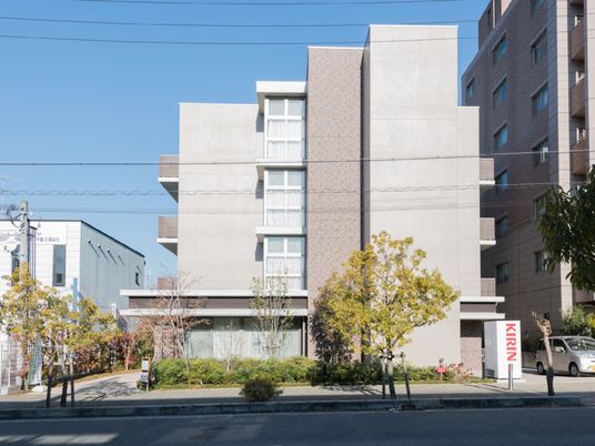 現代的な建物の外観  