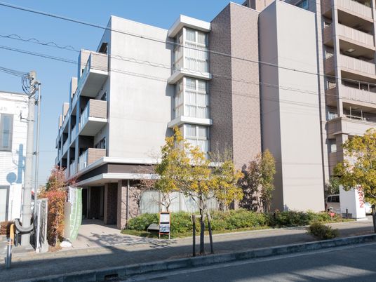  明るい外観の施設入口 