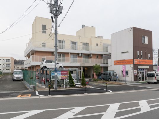  施設の外観と駐車場  